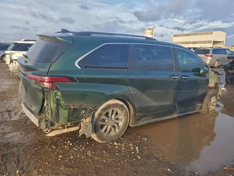 2021 TOYOTA SIENNA XLE  