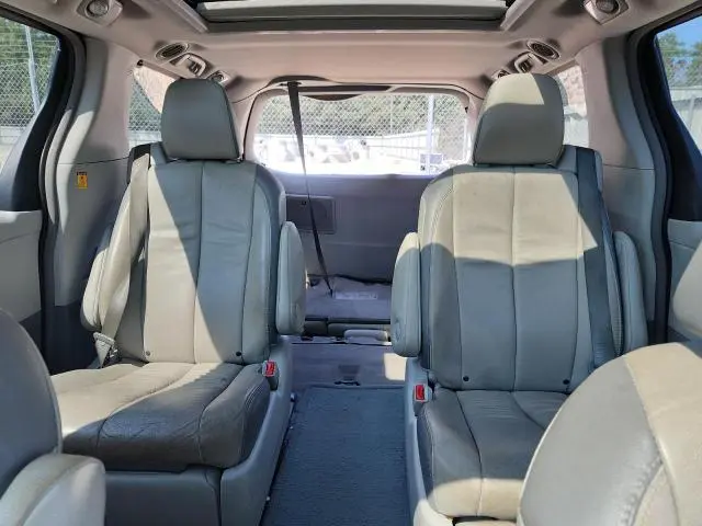 2013 TOYOTA SIENNA XLE  