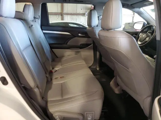 2017 TOYOTA HIGHLANDER SE  