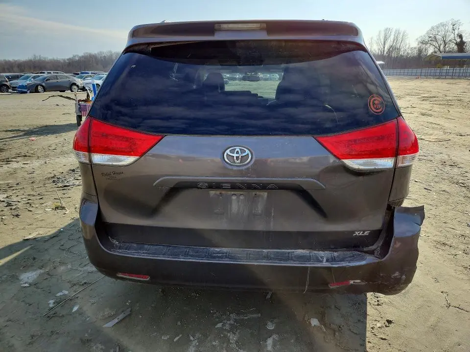 2013 TOYOTA SIENNA XLE  