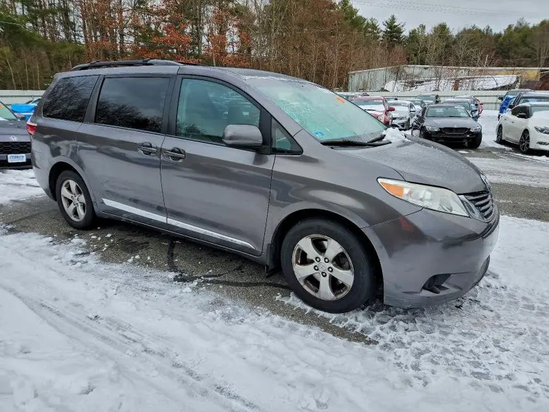2017 TOYOTA SIENNA LE  