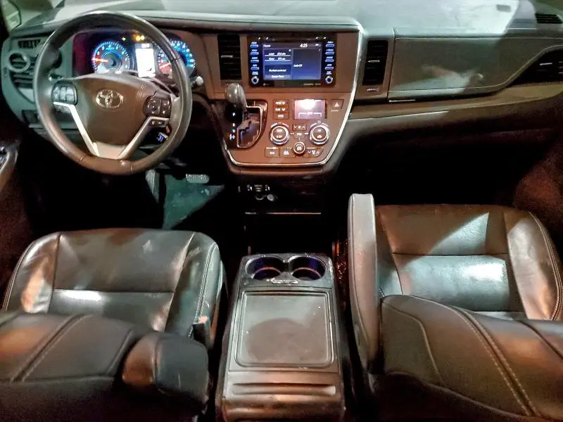 2018 TOYOTA SIENNA SE  