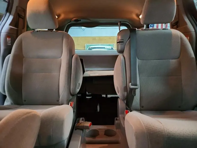 2015 TOYOTA SIENNA LE 8-PASSENGER  