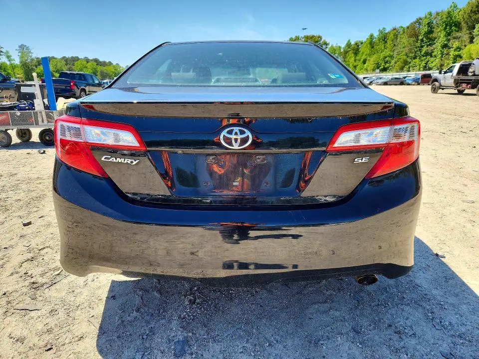 2014 TOYOTA CAMRY SE  