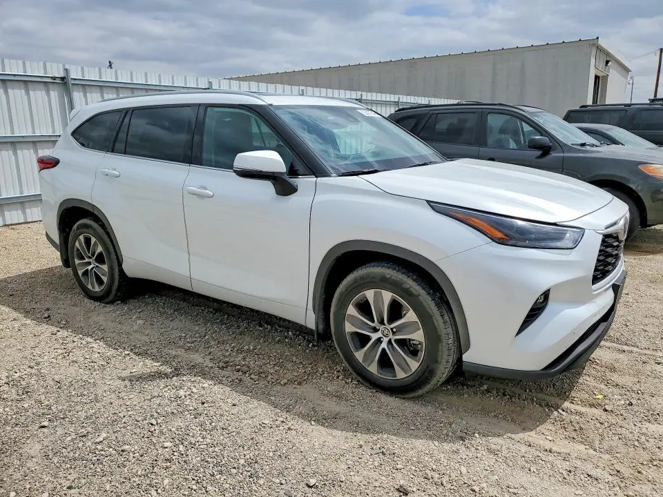 2022 TOYOTA HIGHLANDER XLE  