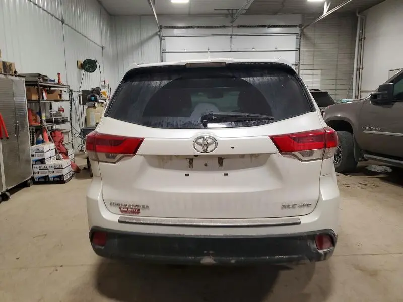 2019 TOYOTA HIGHLANDER SE  