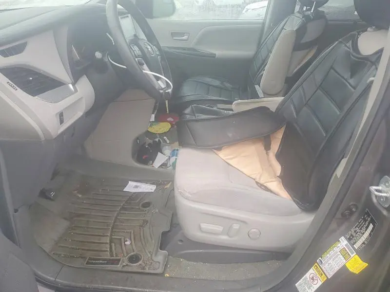 2017 TOYOTA SIENNA LE  