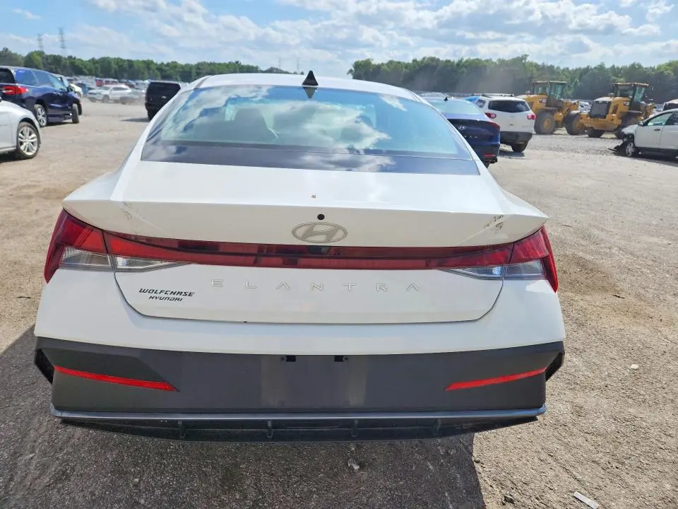2024 HYUNDAI ELANTRA SE  