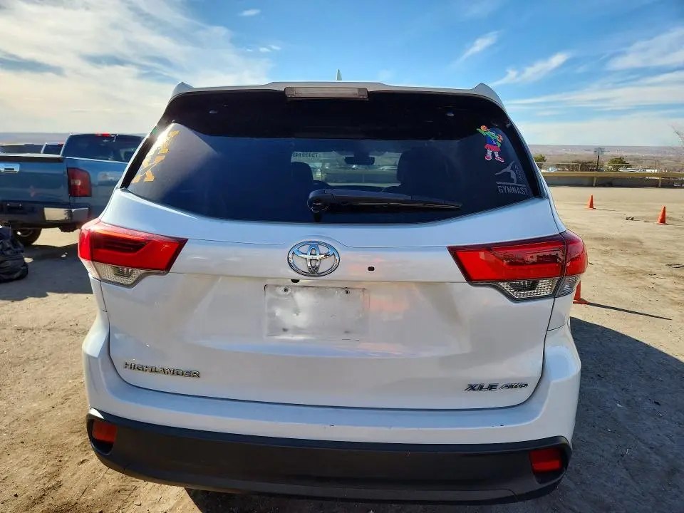 2017 TOYOTA HIGHLANDER SE  