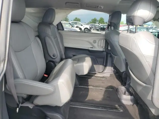 2022 TOYOTA SIENNA XLE  