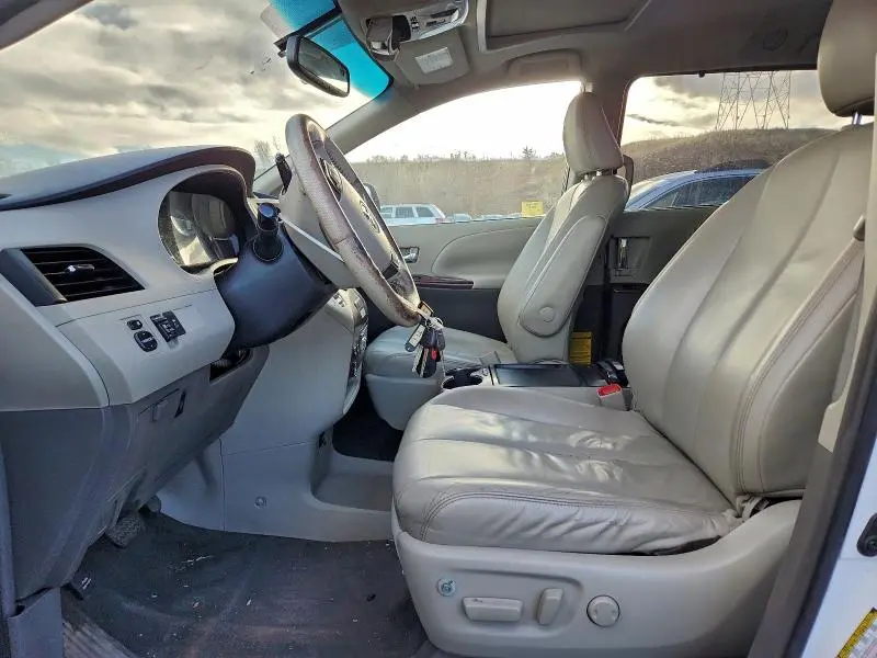 2011 TOYOTA SIENNA XLE  