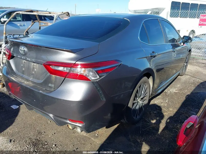 2018 TOYOTA CAMRY SE