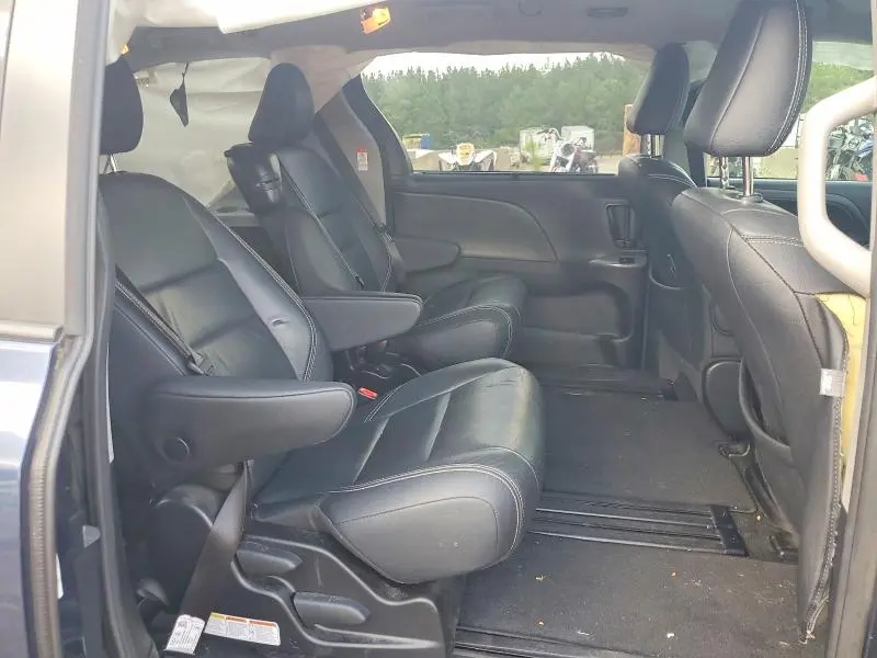 2018 TOYOTA SIENNA SE PREMIUM 8-PASSENGER  