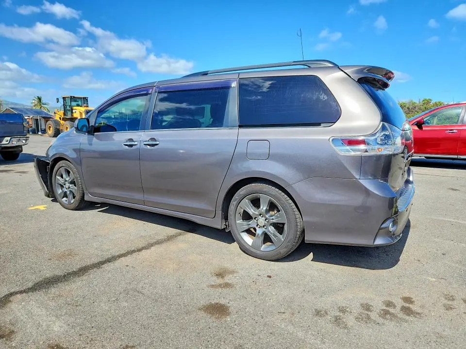 2016 TOYOTA SIENNA SE  