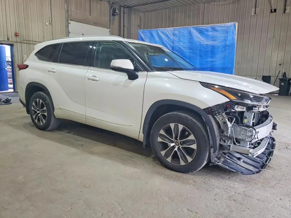 2021 TOYOTA HIGHLANDER XLE  