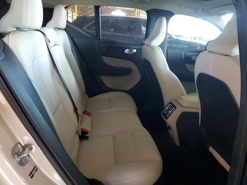 2025 VOLVO XC40 PLUS  