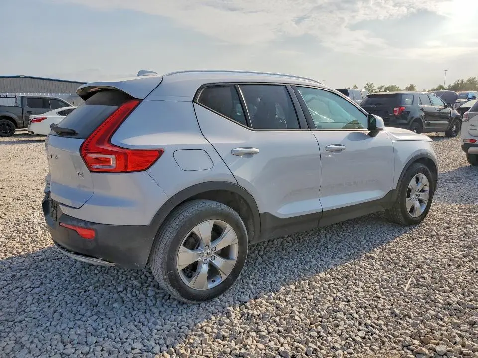 2022 VOLVO XC40 T4 MOMENTUM  