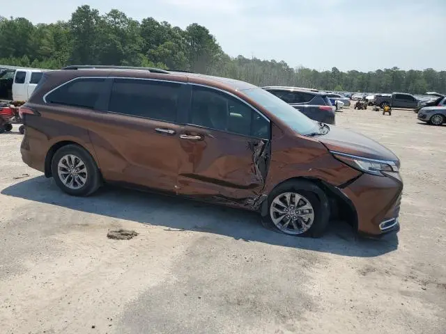 2021 TOYOTA SIENNA XLE  