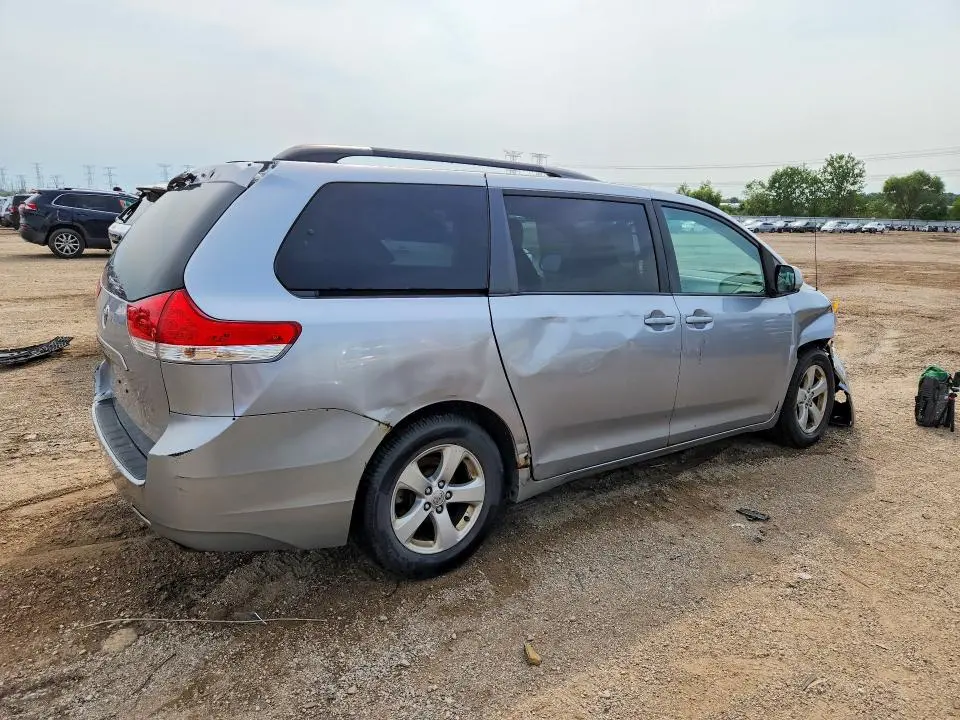 2013 TOYOTA SIENNA LE  