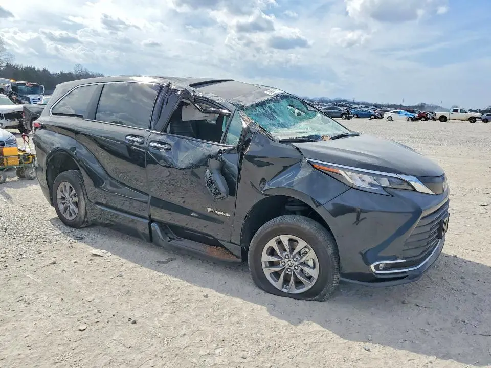 2022 TOYOTA SIENNA XLE 8-PASSENGER  