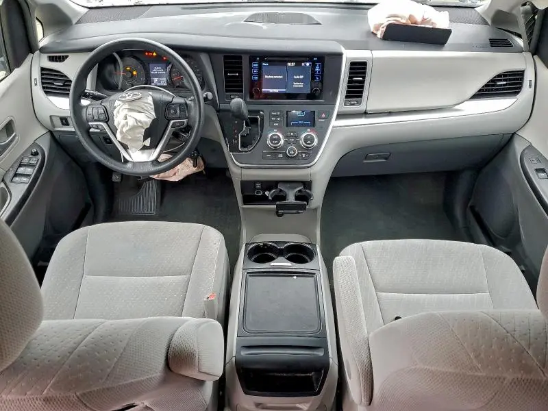 2017 TOYOTA SIENNA LE  