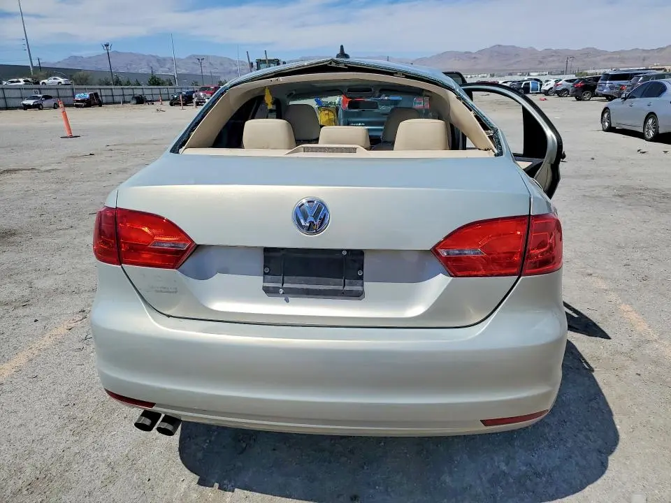 2011 VOLKSWAGEN JETTA SE  