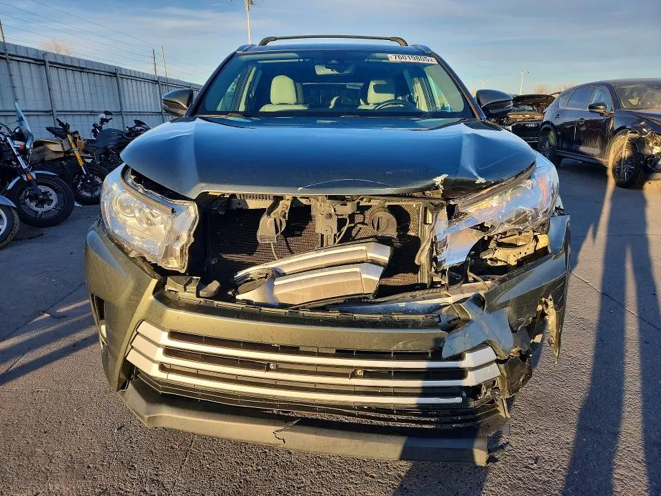 2017 TOYOTA HIGHLANDER SE  