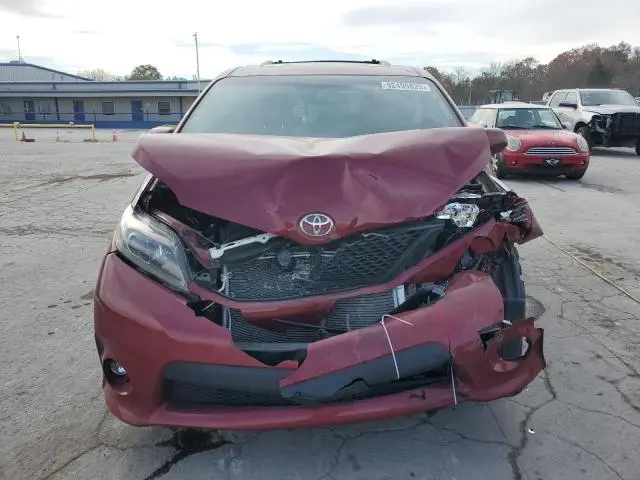2017 TOYOTA SIENNA SE  