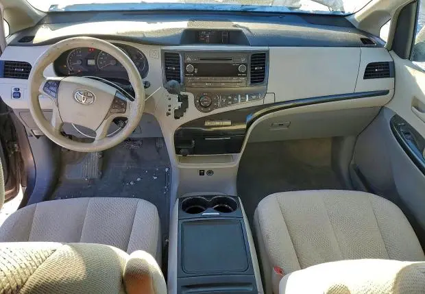 2013 TOYOTA SIENNA LE  