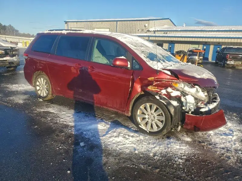 2013 TOYOTA SIENNA LE  