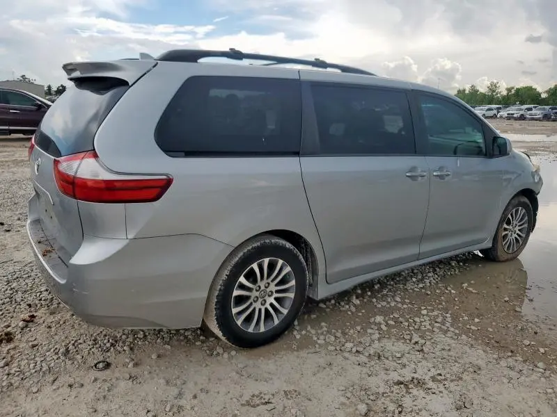 2019 TOYOTA SIENNA XLE  