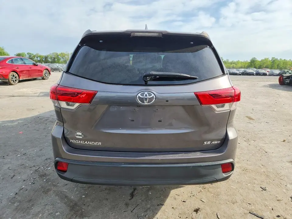 2017 TOYOTA HIGHLANDER SE  