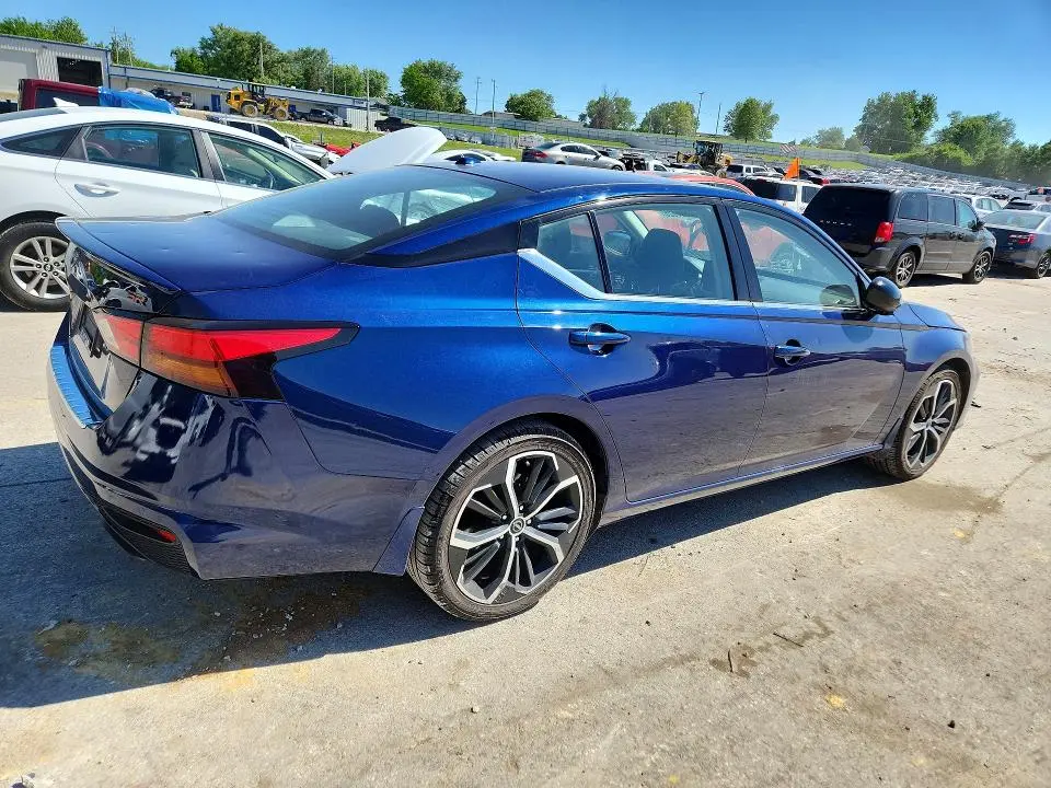 2023 NISSAN ALTIMA SR  