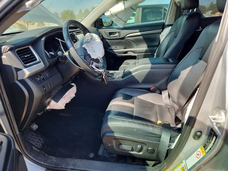2019 TOYOTA HIGHLANDER SE  
