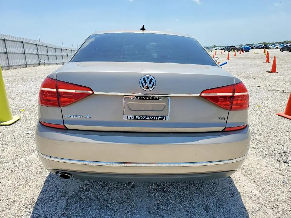 2016 VOLKSWAGEN PASSAT SE  