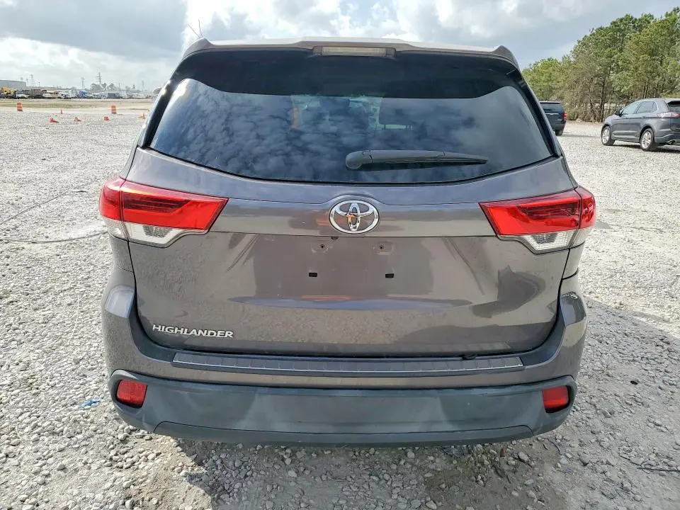 2017 TOYOTA HIGHLANDER LE  
