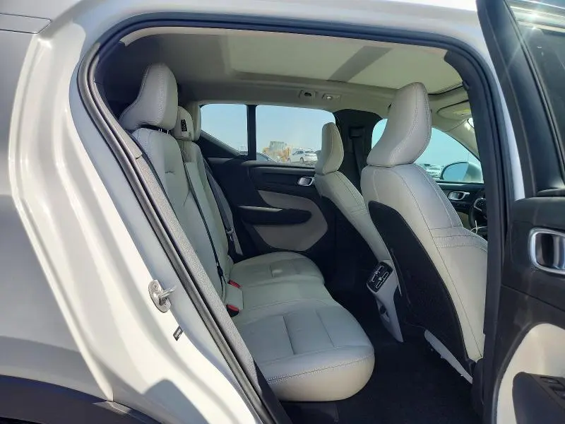 2023 VOLVO XC40 PLUS  