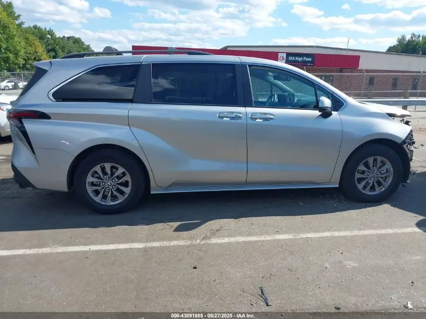2023 TOYOTA SIENNA XLE