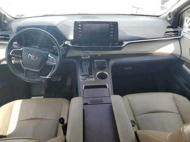 2021 TOYOTA SIENNA XLE  