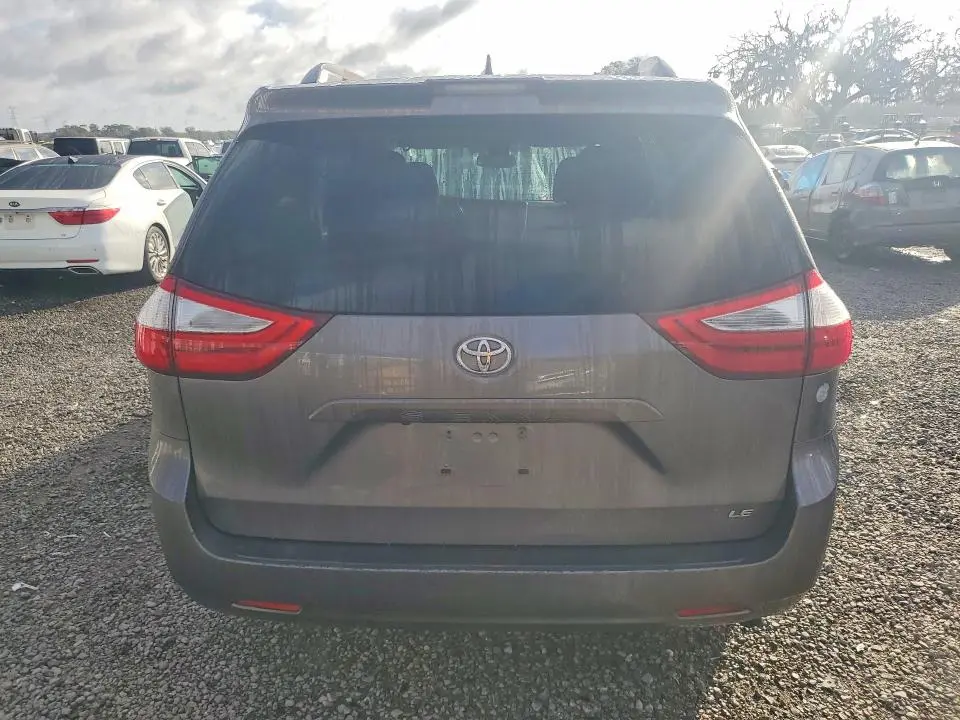 2018 TOYOTA SIENNA LE  
