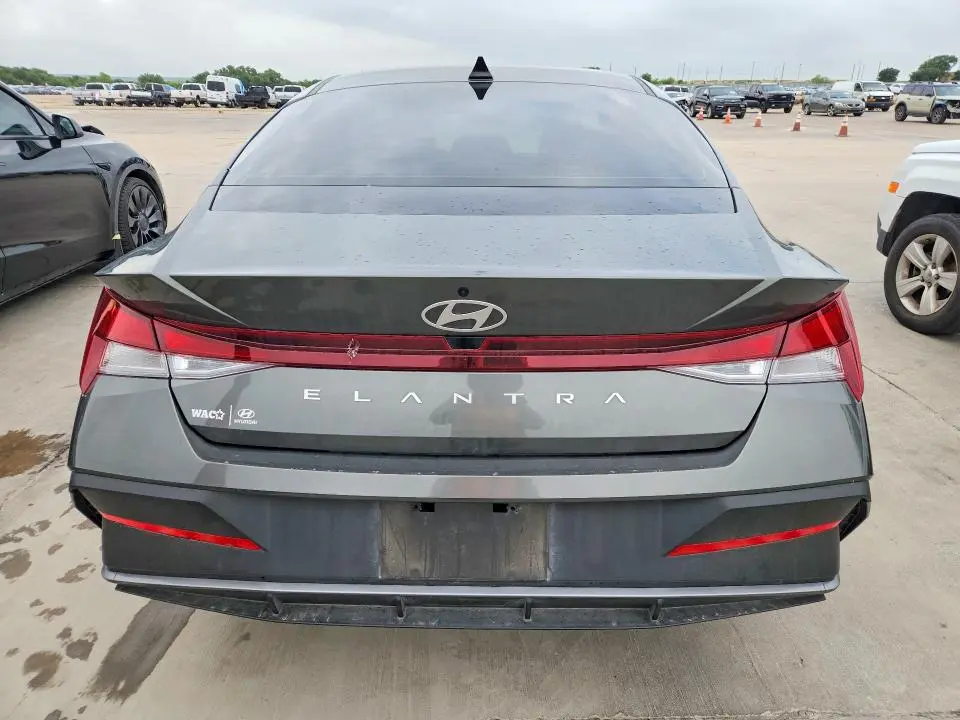 2025 HYUNDAI ELANTRA SE  