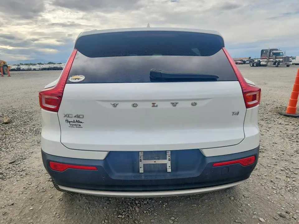 2022 VOLVO XC40 T4 MOMENTUM  
