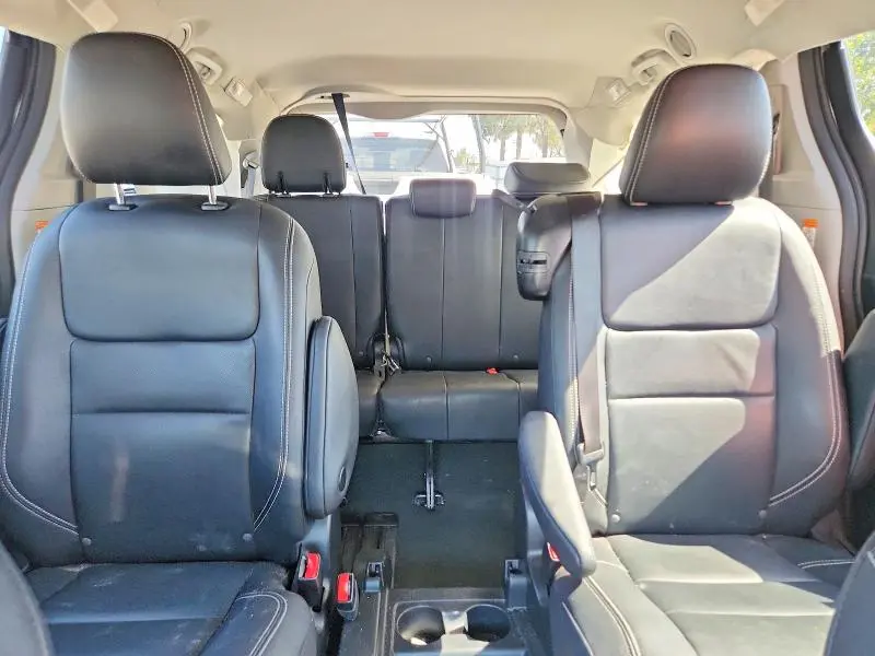 2020 TOYOTA SIENNA SE PREMIUM 8-PASSENGER  