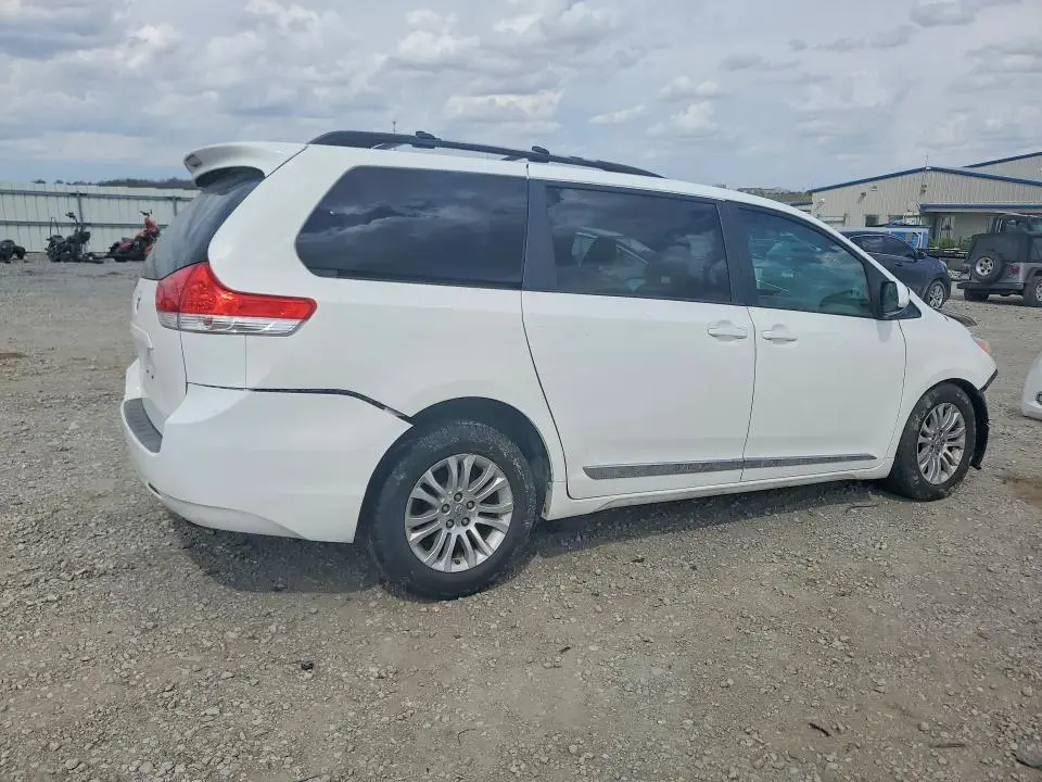2011 TOYOTA SIENNA XLE 8-PASSENGER  