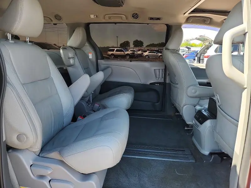 2018 TOYOTA SIENNA XLE 8-PASSENGER  