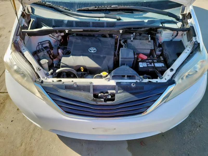 2012 TOYOTA SIENNA LE  