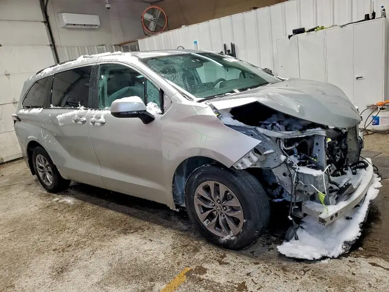 2023 TOYOTA SIENNA XLE  