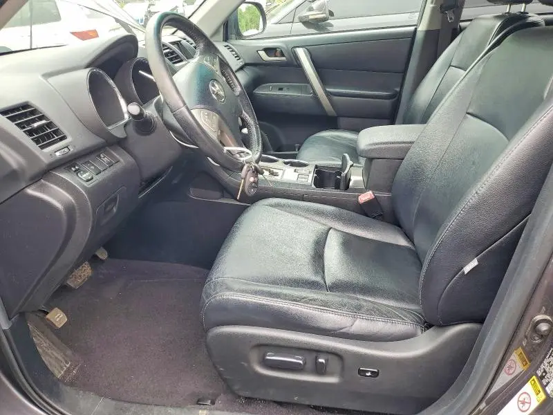 2010 TOYOTA HIGHLANDER SE  