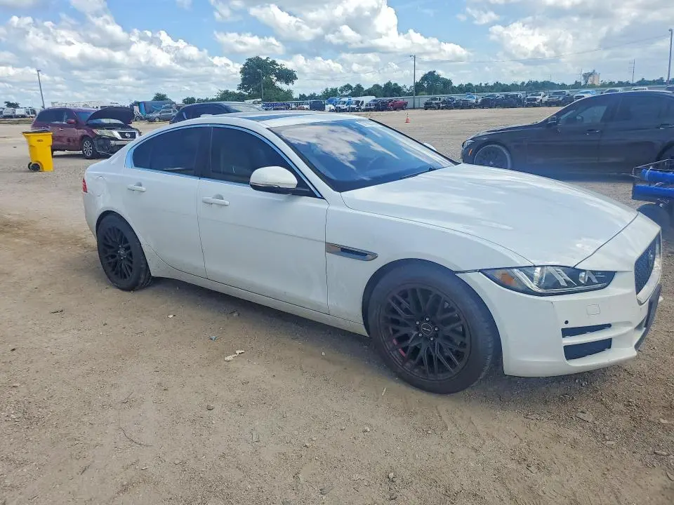 2017 JAGUAR XE PRESTIGE  