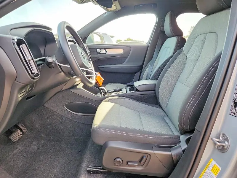 2025 VOLVO XC40 CORE  